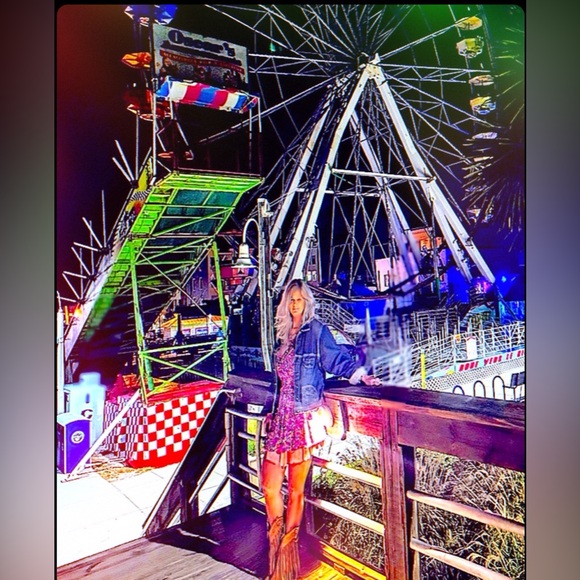 Meet your Posher, Suzi/ POSHMARK Ambassador/ Top 10% SELLER - Picture 3 of 16